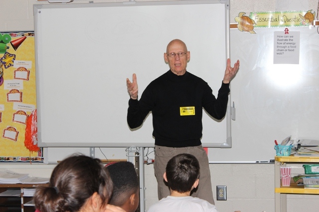 Peter Bergstrom talking to a group of students in a classroom