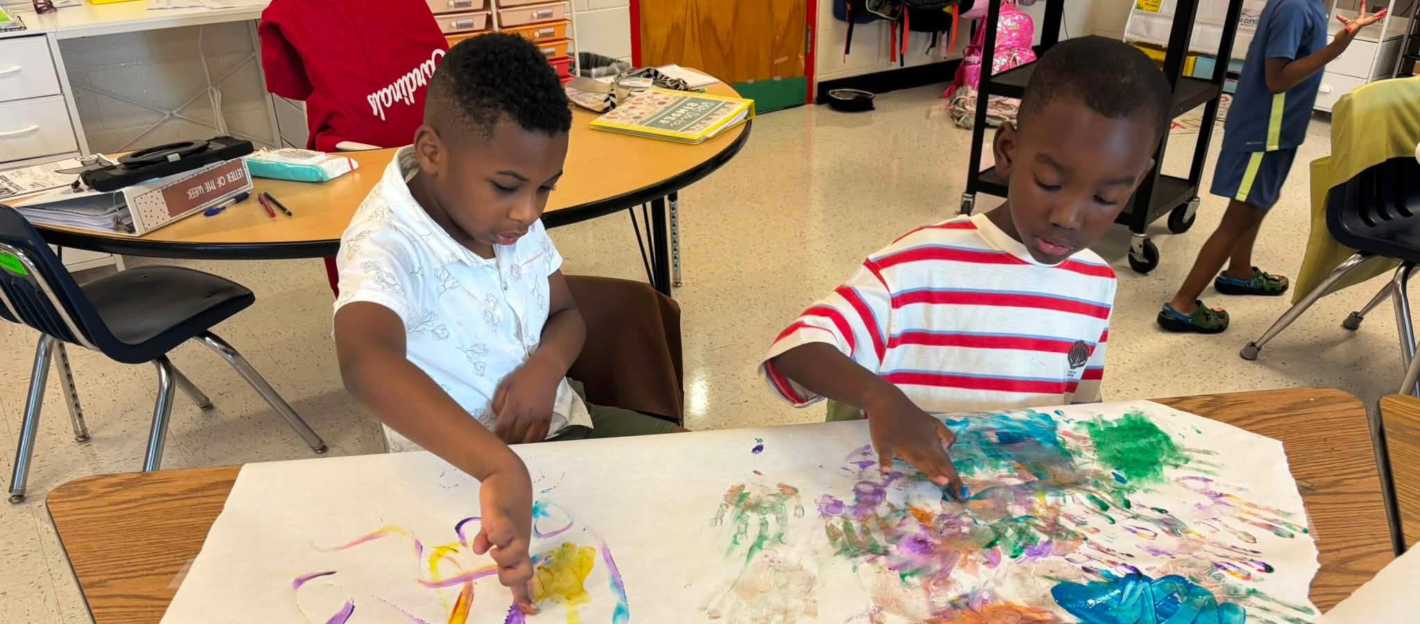 2 students fingerpainting